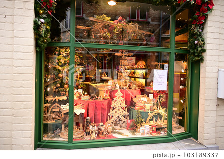 クリスマスディスプレイされたショップウィンドウ 103189337