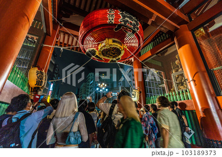 日本の東京都市景観 三社祭4年ぶり完全復活！お神輿が通るためたたまれた大提灯。珍景…＝5月21日 103189373