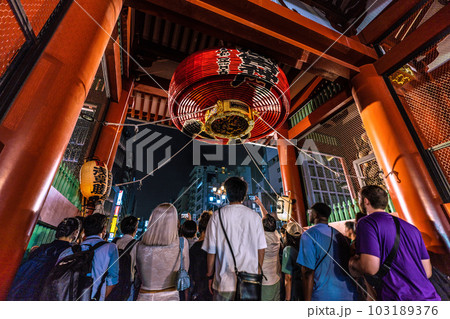 日本の東京都市景観 三社祭4年ぶり完全復活！お神輿が通るためたたまれた大提灯。珍景…＝5月21日 103189376