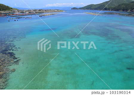 エメラルドグリーンの海 栢島の綺麗な海 103190314