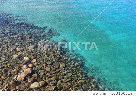 エメラルドグリーン 栢島の綺麗な海　 103190315