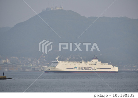 初夏の北海道函館市函館港を出入港する津軽海峡フェリーの夕景を撮影 103190335
