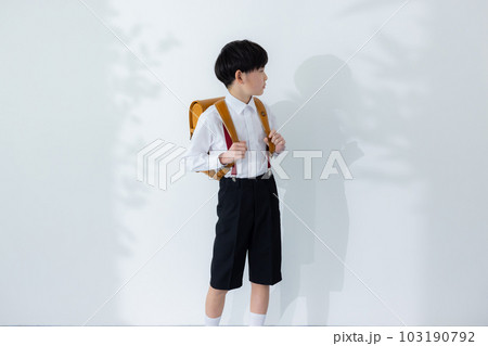 小学生の男の子 103190792