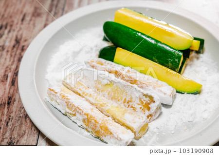 下味をつけたズッキーニに片栗粉を付ける 下味をつけたズッキーニに片栗粉を付ける 103190908