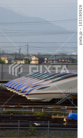 新幹線車両基地の朝 103190926
