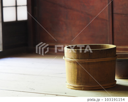 光が射す日本家屋の板の間に木の桶（お櫃） 103191154