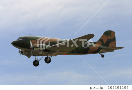 第二次世界大戦で活躍した、ダグラスC-47スカイトレイン 103191195