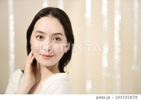 セミロングの若い女性 ビューティ セミロングの若い女性 ビューティ 103191678