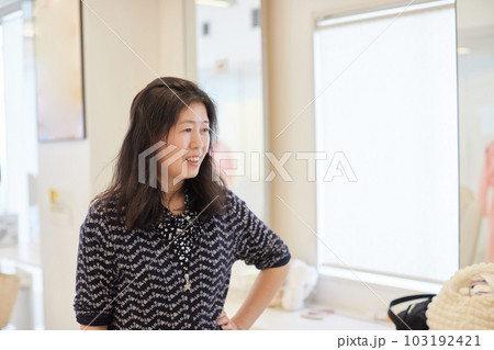 美容室で働く美容師の様子 美容室で働く美容師の様子 103192421