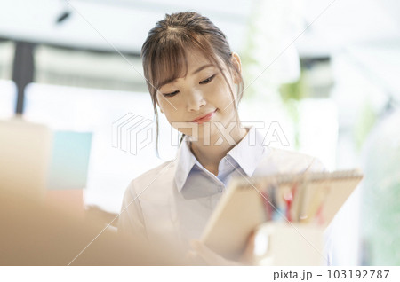 若い女性デザイナー、クリエイターイメージ 若い女性デザイナー、クリエイターイメージ 103192787