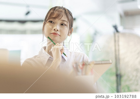 若い女性デザイナー、クリエイターイメージ 若い女性デザイナー、クリエイターイメージ 103192788