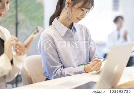 若い女性デザイナー、クリエイターイメージ 103192789