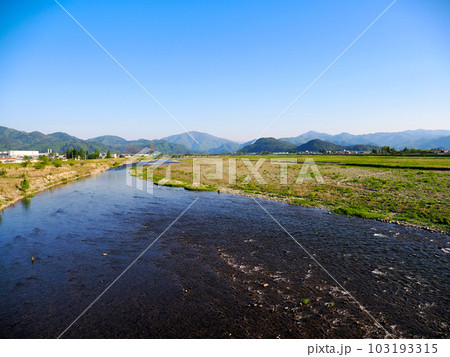 福島県会津若松市・阿賀川の河川敷風景 福島県会津若松市・阿賀川の河川敷風景 103193315