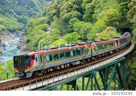 小歩危峡を行く特急「南風」(JR四国 2700系) 小歩危峡を行く特急「南風」(JR四国 2700系) 103193593