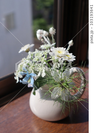 出窓に庭の白い花を生ける 出窓に庭の白い花を生ける 103193641