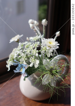 窓辺に庭の白い花を飾る 窓辺に庭の白い花を飾る 103193642