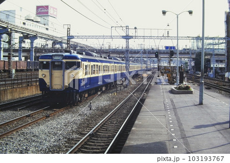 浜松町を走る横須賀線列車、113系クハ111－1100他（1310S列車）、1980