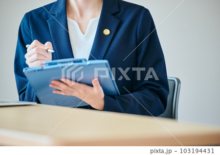 法律相談で依頼者から聞き取りをする若い女性弁護士 法律相談で依頼者から聞き取りをする若い女性弁護士 103194431