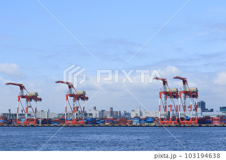 東京港のガントリークレーン　港湾作業　貨物船のコンテナの積み下ろし 103194638