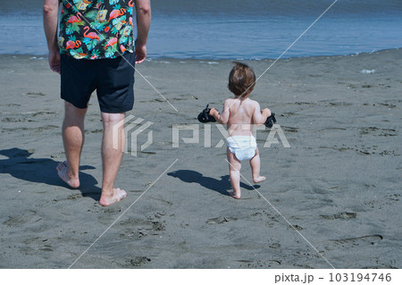 初夏の海遊びを楽しむ小さな男の子 初夏の海遊びを楽しむ小さな男の子 103194746