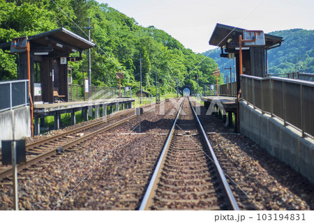 奥にトンネルが見える智頭線平福駅のプラットホーム 奥にトンネルが見える智頭線平福駅のプラットホーム 103194831