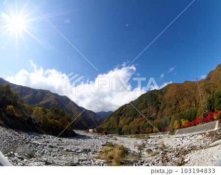 秋の山と石の多い川 秋の山と石の多い川 103194833
