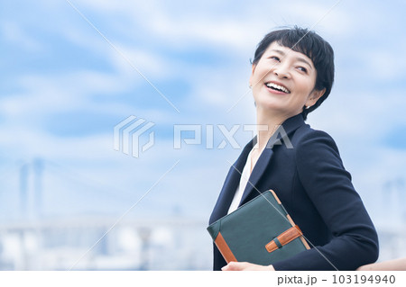 社会で活躍するミドルの女性のイメージ 社会で活躍するミドルの女性のイメージ 103194940