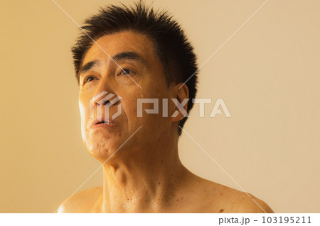 サウナのミドル男性 サウナのミドル男性 103195211