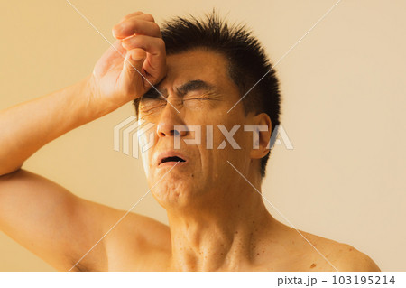 サウナのミドル男性 103195214