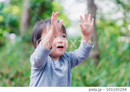 手を上に上げる子供 手を上に上げる子供 103195299