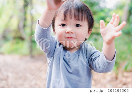 手を上に上げる子供 手を上に上げる子供 103195306