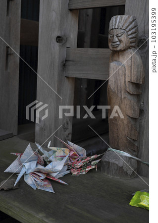 路傍の祠に奉られている素朴な道祖神（路傍の神様） 103195399