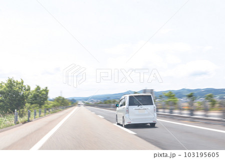 高速道路車載撮影　追越し車線を走行する車 103195605