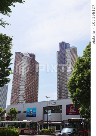 JR・東急線 武蔵小杉駅と高層マンション群 103196127