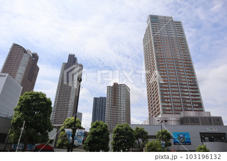 JR・東急線 武蔵小杉駅と高層マンション群 103196132