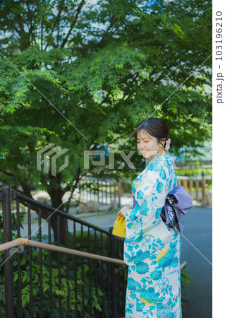屋外を歩く浴衣の女性　 103196210