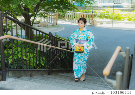 屋外を歩く浴衣の女性　 103196213