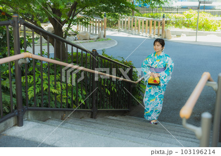 屋外を歩く浴衣の女性　 103196214