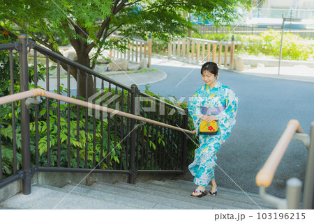 屋外を歩く浴衣の女性　 103196215