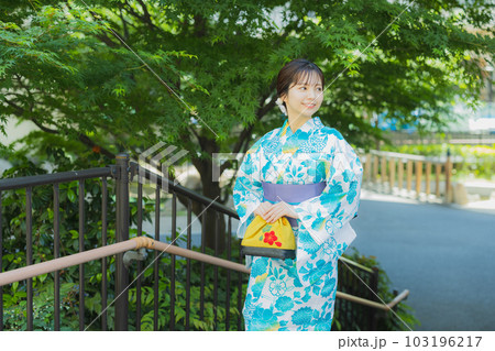 屋外を歩く浴衣の女性 屋外を歩く浴衣の女性 103196217