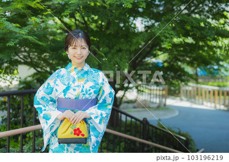 屋外を歩く浴衣の女性 屋外を歩く浴衣の女性 103196219