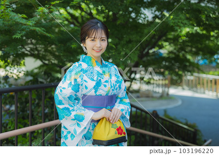 屋外を歩く浴衣の女性　 103196220