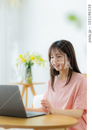 リビングでパソコンを見る女性　　 103196338