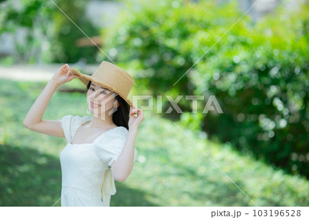 ロングヘアの女性　屋外　　　　 103196528