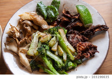 ヒラメの皮カリカリ焼きと焼野菜 103196635