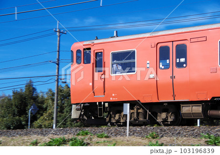 昼下がりの山陰本線を走る出雲市行きの朱色のディーゼル列車 103196839