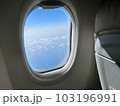 飛行機の窓から見えた空 103196991