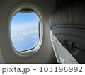 飛行機の窓から見えた空 103196992