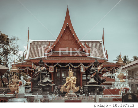Thao Wessuwan Sculpture or Vasavana Kuvera giant statue Be the lord of giant beasts. Thao Wessuwan Sculpture or Vasavana Kuvera giant statue Be the lord of giant beasts. 103197512
