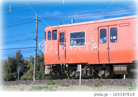 昼下がりの山陰本線を走る出雲市行きの朱色のディーゼル列車(イラスト風) 昼下がりの山陰本線を走る出雲市行きの朱色のディーゼル列車(イラスト風) 103197619